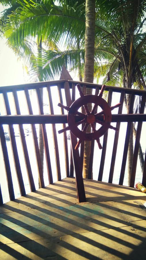 Belantara Beach Front Hotell Vengurla Exteriör bild